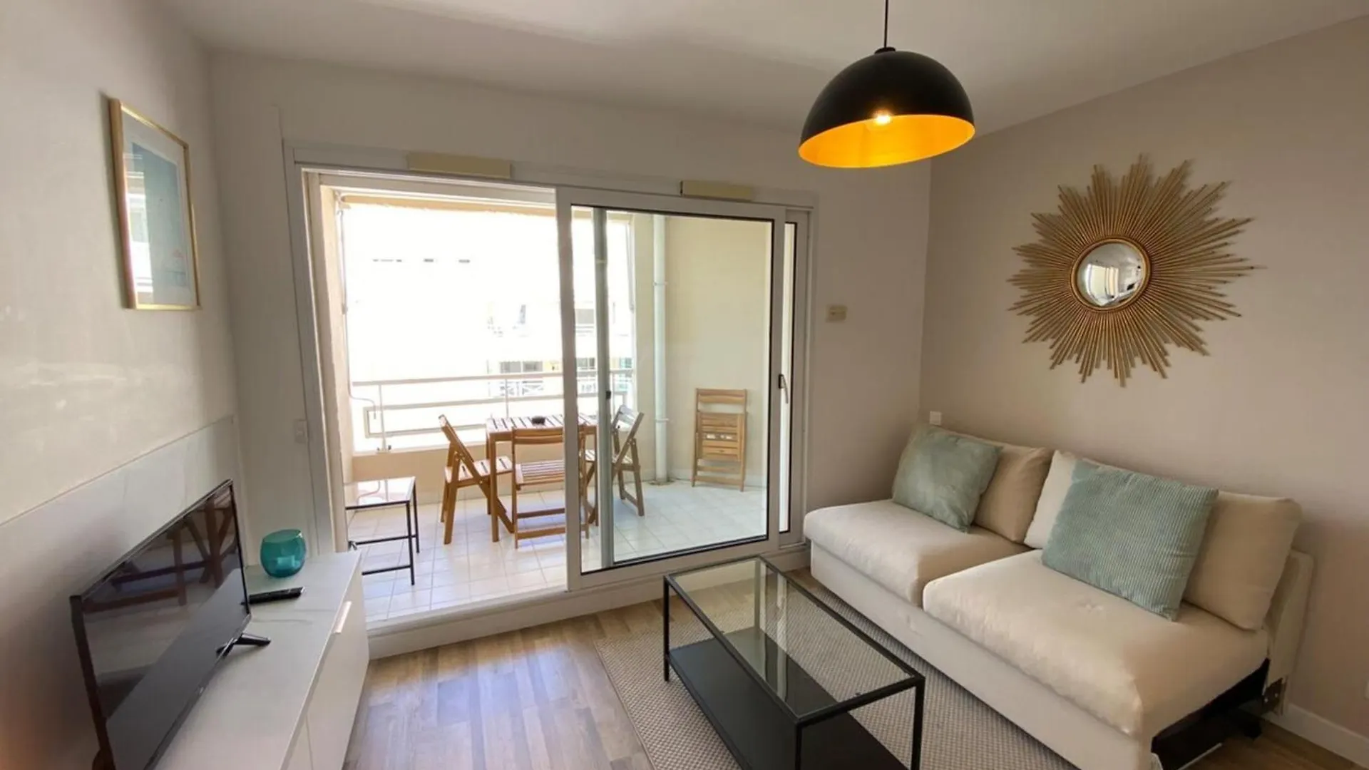 06Ai - Beautiful Renovated Studio - Sea And Pool View Vallauris Apartment