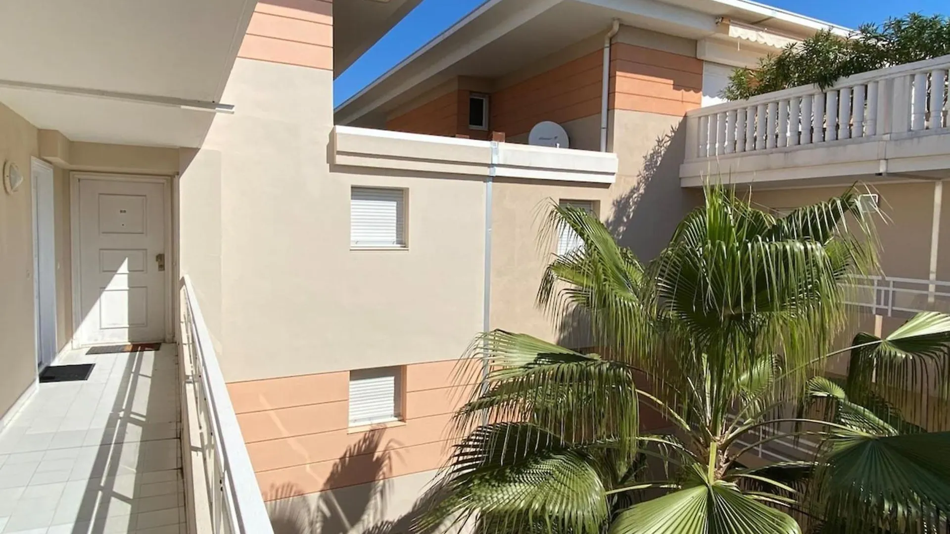 06Ai - Beautiful Renovated Studio - Sea And Pool View Vallauris Apartment